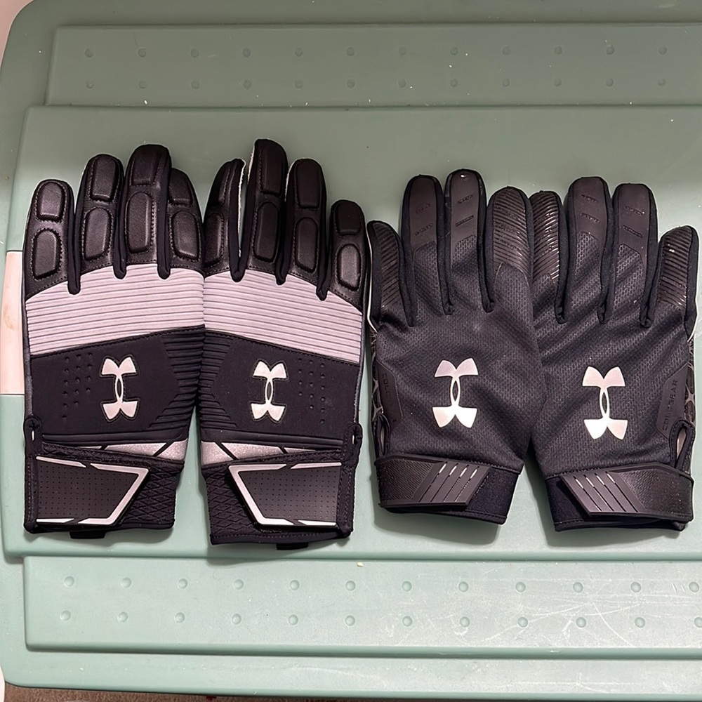 Pair of Under Armour Gloves. Unisex